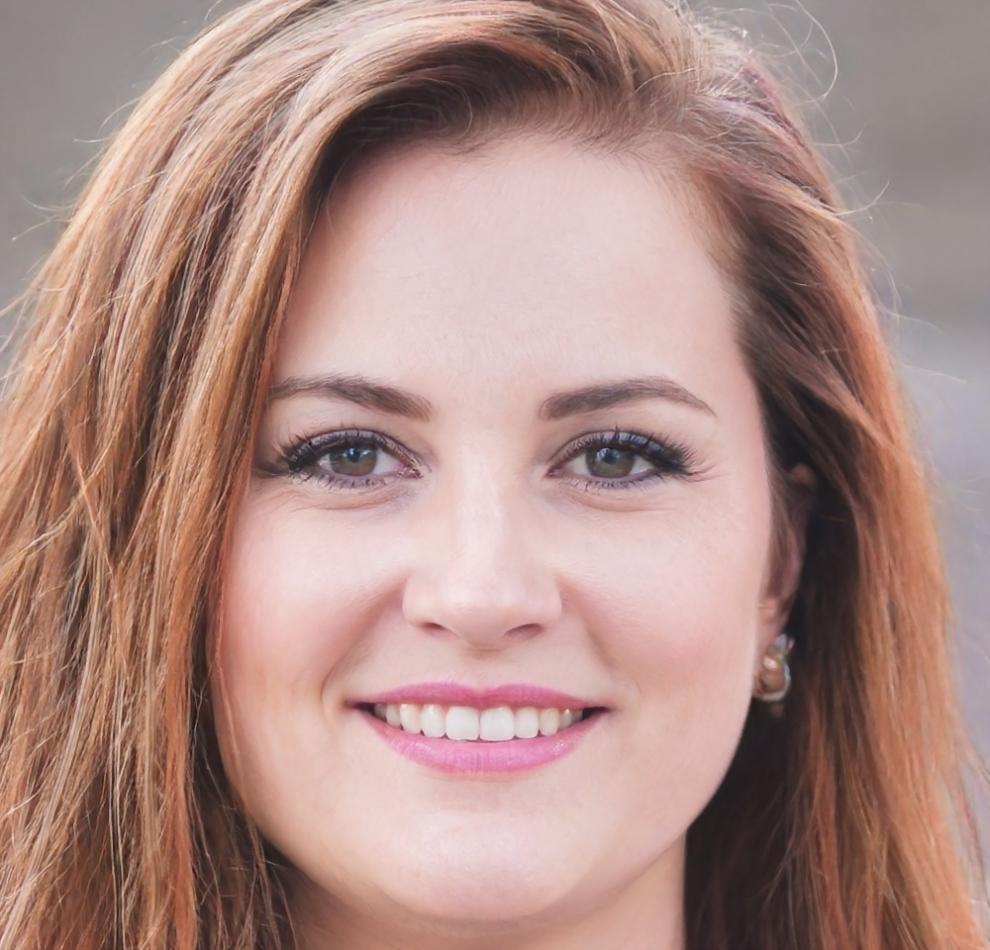 Aoife Brennan reviewing savings strategies with students